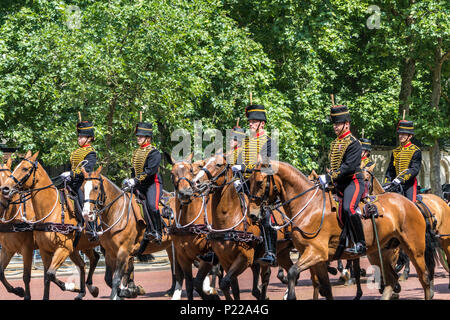 Soldaten der Königstruppe Royal Horse Artillery machen ihren Weg auf dem Pferd zurück entlang der Mall in Trooping the Color, London, UK, 2018 Stockfoto