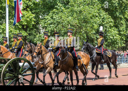 Die Königstruppe Royal Horse Artillery, die Feldgeschütze hinter sich zieht, macht ihren Weg entlang der Mall at the Trooping of the Color, London, UK, 2018 Stockfoto