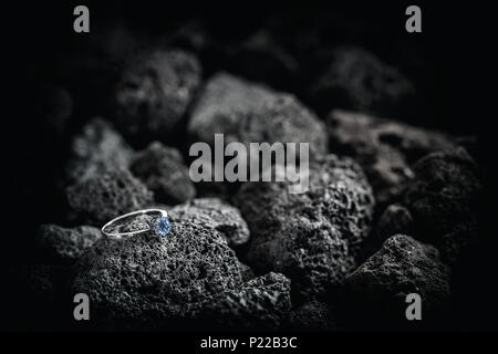 Silber Ring mit Kristallen auf Dark Rock Hintergrund Stockfoto