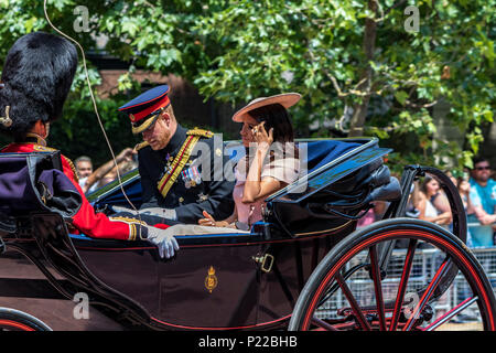 Prinz Harry, der Herzog von Sussex, und Meghan Markle, die Herzogin von Sussex, fahren gemeinsam in einer Kutsche beim Trooping of the Color London, UK, 2018 Stockfoto