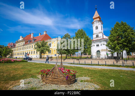 Anzeigen eines großen Stroh Korb mit Blumen in einem Park mit Menschen zu Fuß auf der Straße und der Stadt Museum und Kapelle der St. Roko in der backgrou Stockfoto