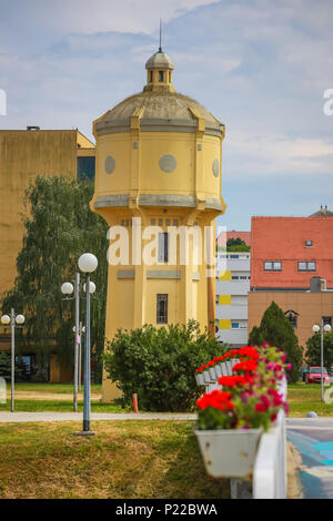 Alte Wasserturm mit aufgereiht Blume auf der Fußgängerbrücke in Vukovar, Kroatien. Stockfoto