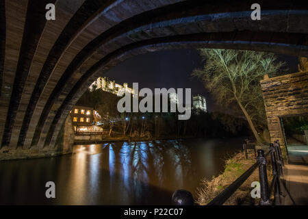 Blick auf die Stadt unter der Brücke Stockfoto