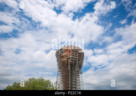 Ein Blick auf die vukovar Wasserturm im Umbau und soll eine Gedenkstätte in Vukovar, Kroatien. Es ist ein Wahrzeichen der Stadt Leiden Stockfoto
