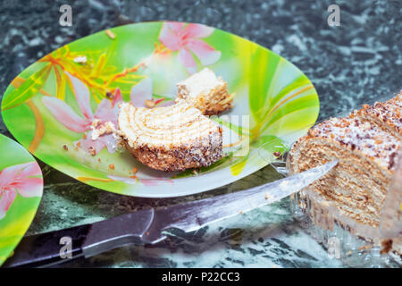 Halbe Kuchen auf dem Teller gegessen Stockfoto
