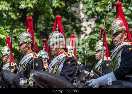 Soldiers of the Blues and Royals zu Pferd, machen sich ihren Weg entlang der Mall in Trooping the Color oder Queen's Birthday Parade, London, Großbritannien Stockfoto