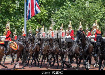 Soldaten der Life Guards zu Pferd, machen ihren Weg entlang der Mall in Trooping the Color oder der Queen's Birthday Parade, London, Großbritannien Stockfoto