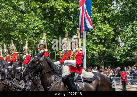 Soldaten der Life Guards zu Pferd, machen ihren Weg entlang der Mall in Trooping the Color oder der Queen's Birthday Parade, London, Großbritannien Stockfoto