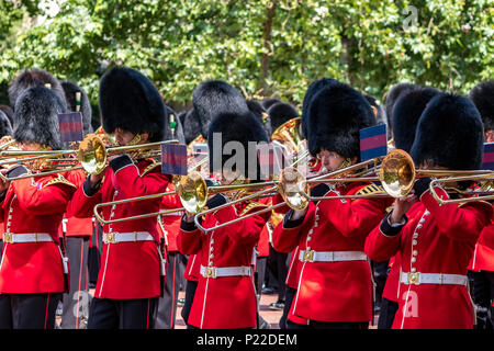 Die massierten Bands der Guards Division marschieren entlang der Mall bei der Queen's Birthday Parade, auch bekannt als Trooping the Color, London, Großbritannien Stockfoto