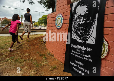 Die 2009 Einweihung des David Webster Park. Die Akademische wurde durch eine Apartheid Gruppe am 1. Mai 1989 außerhalb seiner Troyeville home Hit niedergeschossen Stockfoto