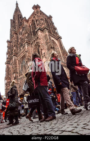 Straßburg, Frankreich, 27. Oktober 2017: Touristen Schlange vor der Kathedrale Unserer Lieben Frau oder Cathedrale Notre-Dame de Strasbourg, Cathedrale de Strasbourg, Straßburg Münster. Stockfoto