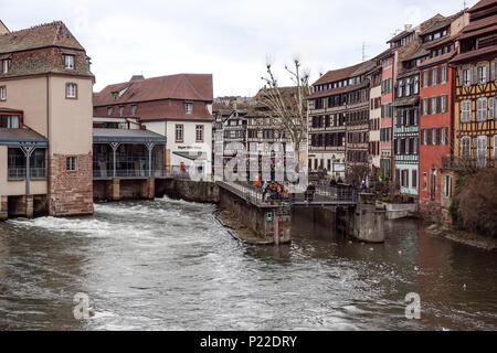 Straßburg, Frankreich, 23. Dezember 2017: Leute, Touristen von Aufzug boote Ort namens La Petite France in Straßburg. La Petite France ist ein historisches Gebiet im Zentrum von Straßburg. Stockfoto