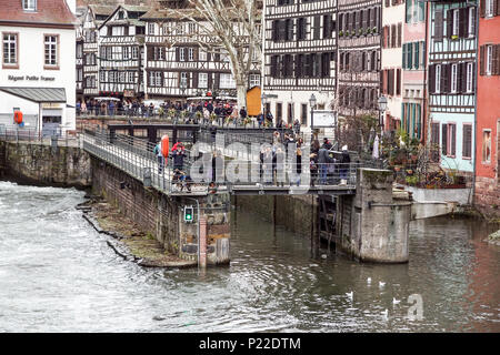 Straßburg, Frankreich, 23. Dezember 2017: Leute, Touristen von Aufzug boote Ort namens La Petite France in Straßburg. La Petite France ist ein historisches Gebiet im Zentrum von Straßburg. Stockfoto