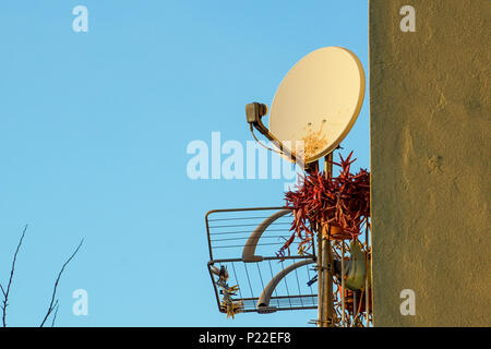 Alten rostigen Sat-Antenne an der Wand Stockfoto