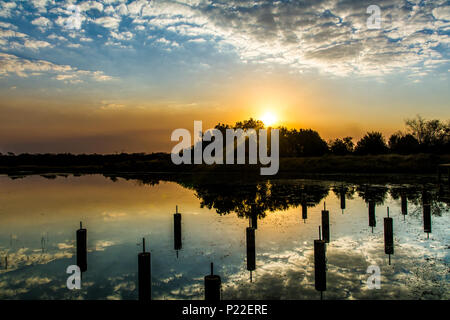 Sonnenuntergang über dem See mit Reflektion Stockfoto