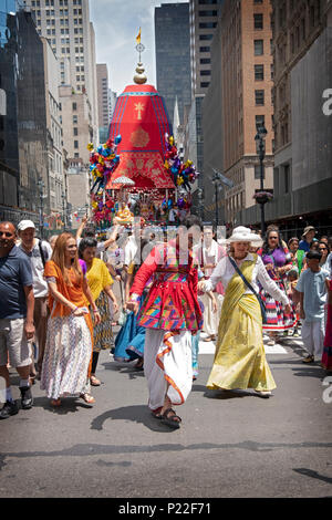 Marchers und Leute ziehen einen Wagen auf der Fifth Avenue an der Rathayatra Chariot Festival und Parade in Midtown Manhattan, New York City. Stockfoto