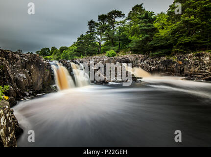 Lange Belichtung geschossen von Wasserfall und Tauchbecken Stockfoto