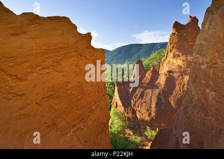 Ockerfarbenen Felsen in der Nähe von niort, Provence, Provence-Alpes-Cote d'Azur, Frankreich, Stockfoto