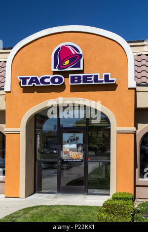 MORGAN HILL, CA/USA, 11. Mai 2014: Taco Bell Restaurant an der Außenseite. Stockfoto
