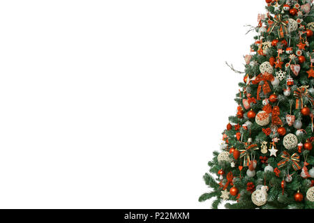 Die Hälfte der Weihnachtsbaum auf weißem Hintergrund, mit antiken Ornamenten, Schneeflocken, roten Beeren und Kugeln, rot weiß Jingle bells eingerichtet Stockfoto