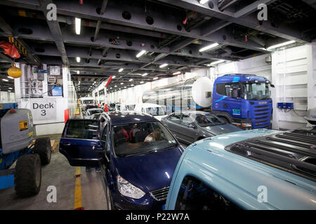 Autos und Lastkraftwagen auf das Fahrzeug Deck der Irischen See Stena Line Fähre in Großbritannien Stockfoto