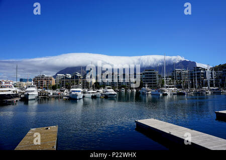 Blick auf den Tafelberg von der Victoria & Albert Waterfront - Kapstadt Stockfoto