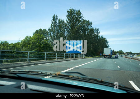 Nach Schottland zu unterzeichnen, die die Grenze auf der M 6 zwischen Cumbria und Dumfries und Galloway Schottland Großbritannien Willkommen Stockfoto