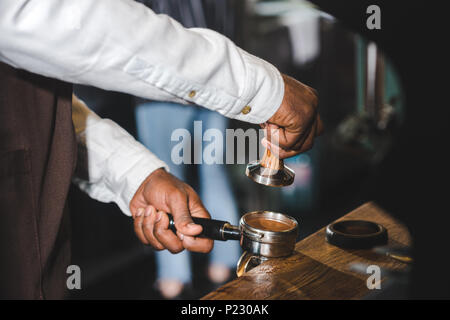 7/8 shot der afrikanischen amerikanischen Barista in Schürze Kaffee im Cafe Stockfoto