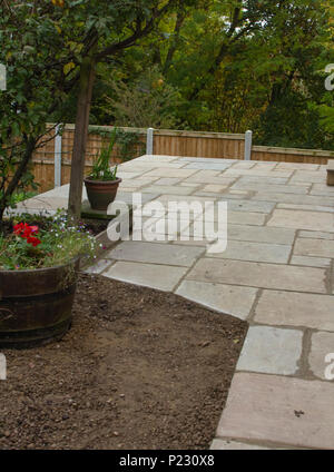 Neu Terrasse aus indischer Schiefer gelegt. Stockfoto