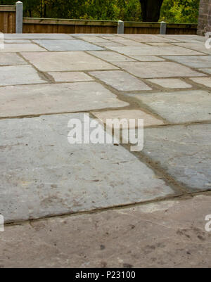 Neu Terrasse aus indischer Schiefer gelegt. Stockfoto