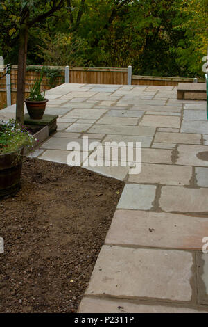 Neu Terrasse aus indischer Schiefer gelegt. Stockfoto