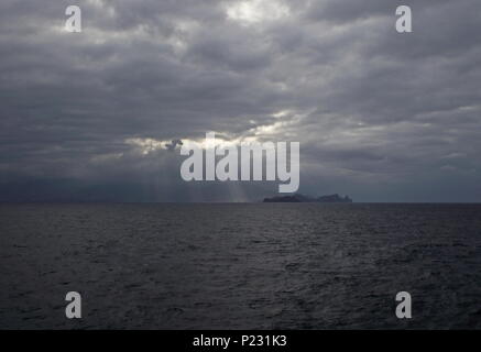 Sonne durch die Wolken am späten Abend brechen über die Insel Madeira, Portugal Stockfoto