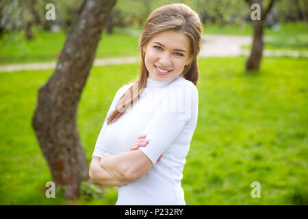 Attraktive junge Mädchen in einem Park im Frühling Stockfoto