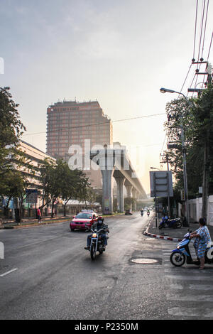 Bangkok, Thailand - Januar 2014: Stadtbild von Bankgok Stadtzentrum Straßenverkehr mit Sky Train Bahnhof Stockfoto