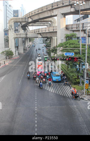 Bangkok, Thailand - Januar 2014: Stadtbild von Bankgok Stadtzentrum Straßenverkehr mit Sky Train Bahnhof Stockfoto