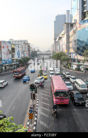 Bangkok, Thailand - Januar 2014: Stadtbild von Bankgok Stadtzentrum Straßenverkehr mit Sky Train Bahnhof Stockfoto