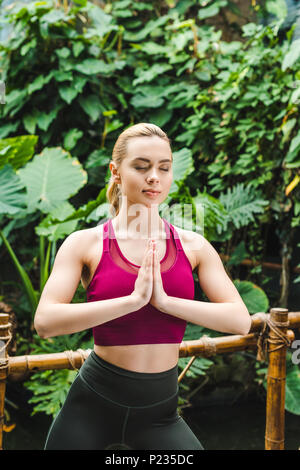 Schöne junge Frau Yoga im Park und namaste Mudra Stockfoto