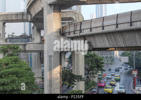 Bangkok, Thailand - Januar 2014: Stadtbild von Bankgok Stadtzentrum Straßenverkehr mit Sky Train Bahnhof Stockfoto