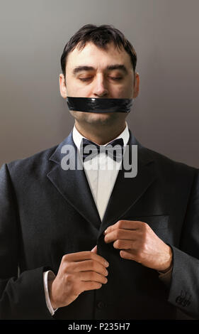 Battlesome Mann, der in einer schwarzen Tuxedo Verschlüsse eine Jacke Taste Stockfoto