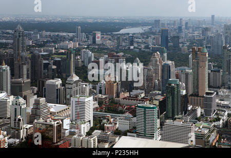 BANGKOK, THAILAND - 23 Dezember: Blick aus der Vogelperspektive auf den Verkehr am 23. Dezember 2013 in Bangkok. Stockfoto