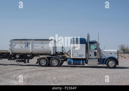 Amerikanische LKW an einer Tankstelle in Nevada, USA Stockfoto