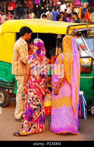 Menschen vor Ort wartet ein Tuk-Tuk auf Kinari Basar in Agra, Uttar Pradesh, Indien. Agra ist eine der bevölkerungsreichsten Städte in Uttar Pradesh Stockfoto