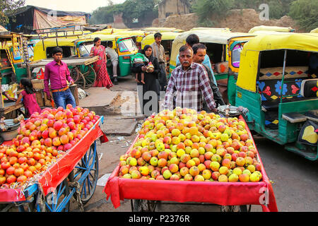 Lokaler Mann verkaufen Äpfel an Kinari Basar in Agra, Uttar Pradesh, Indien. Agra ist eines der bevölkerungsreichsten Städte in Uttar Pradesh Stockfoto