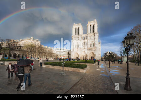 Frühjahr 2008 - Paris. Frankreich: Blick auf die Kathedrale von Notre Dame und der Regenbogen Stockfoto