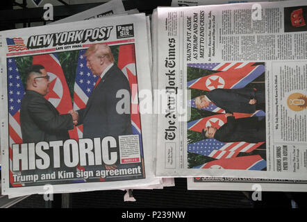 Schlagzeilen der New York Zeitungen am Dienstag, 12. Juni 2018 Bericht über die Sitzung des vorherigen Tages zwischen US-Präsident Donald Trump und Nordkoreas Kim Jong-un in Singapur. (Â© Richard B. Levine) Stockfoto