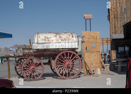 Alten Pferden gezogenen Wagen an einer Tankstelle in Nevada, USA Stockfoto