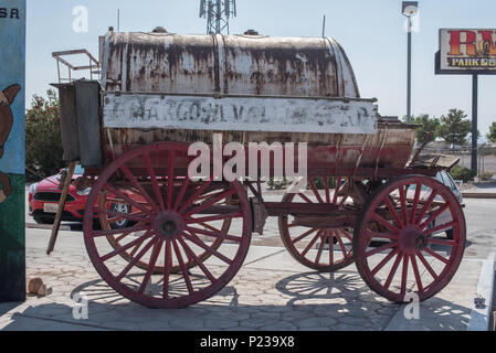 Alten Pferden gezogenen Wagen an einer Tankstelle in Nevada, USA Stockfoto