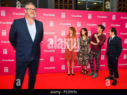 Kuckuck Darsteller (von links nach rechts) Greg Davies, Helen Baxendale, Esther Smith, Tyger Drew-Honey und Kenneth Collard, bei der Premiere von die nächste Serie von Kuckuck in Lichfield Garrick Theater, Schloss Deich, Lichfield. Stockfoto