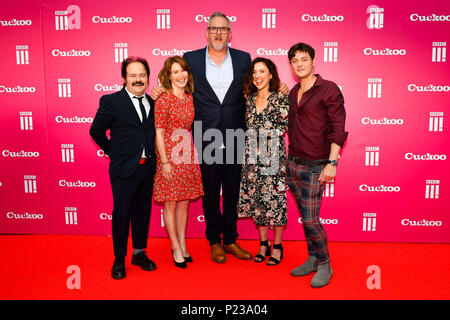 Kuckuck Darsteller (nach rechts) Kenneth Collard, Helen Baxendale, Greg Davies, Esther Smith und Tyger Drew-Honey, bei der Premiere von die nächste Serie von Kuckuck in Lichfield Garrick Theater, Schloss Deich, Lichfield. Stockfoto