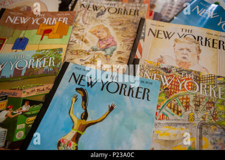 Mehrere Wochen Kopien der Zeitschrift New Yorker in New York am Donnerstag, 7. Juni 2018. Die Redaktion des New Yorker hat gewählt, eine Union Beitritt zur NewsGuild von New York zu bilden. Die New Yorker wird von Condé Nast, die bisher noch nicht, ob es der Union erkennen werden angesprochen. (Â© Richard B. Levine) Stockfoto